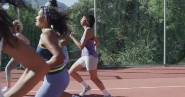 Mutlu çeşitli bayan basketbol takımları yavaş çekimde güneşli sahada antrenman yapıyor. Spor, fitness, sağlık ve açık hava aktiviteleri, değiştirilmemiş.