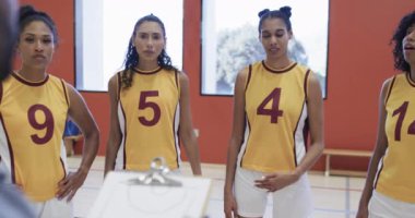 İç sahada, yavaş çekimde, çeşitli bayan basketbol takımları antrenmanlarında başarılar. Spor, fitness, sağlık ve açık hava aktiviteleri, değiştirilmemiş.