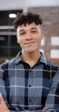 Ofisteki mutlu melez iş adamının dikey videosu. Küresel iş, güven ve çalışma.