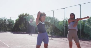 Mutlu çeşitli bayan basketbol takımları yavaş çekimde güneşli sahada antrenman yapıyor. Spor, fitness, sağlık ve açık hava aktiviteleri, değiştirilmemiş.