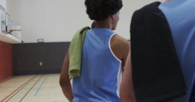 Çeşitli erkek basketbol takımları erkek antrenörlerle kapalı sahada ağır çekimde antrenman yapıyor. Spor, fitness, sağlık ve açık hava aktiviteleri, değiştirilmemiş.