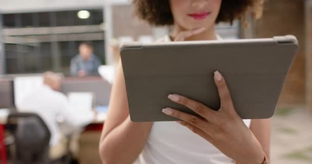 Portret Szczęśliwej Dwurasowej Kreatywnej Bizneswoman Używającej Tabletu Biurze Zwolnionym Tempie — Wideo stockowe