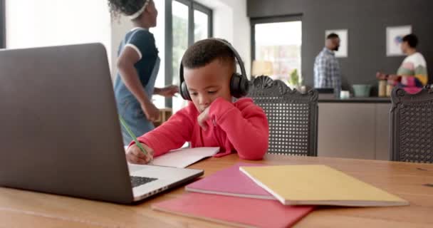 Chico Afroamericano Clase Online Usando Auriculares Laptop Cámara Lenta Educación — Vídeos de Stock
