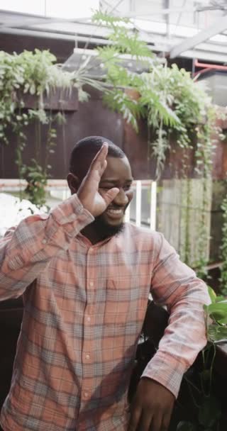 Счастливый Африканский Американец Смотрит Вперед Улыбается Машет Рукой Смотрит Камеру — стоковое видео