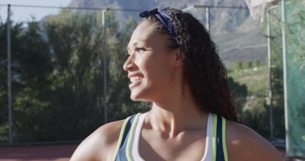 Güneşli Sahada Ağır Çekimde Mutlu Çift Irklı Bayan Basketbolcunun Portresi — Stok video