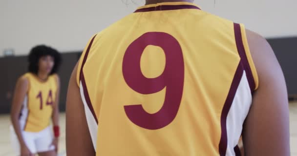 Diverse Vrouwelijke Basketbal Team Training Met Mannelijke Coach Indoor Court — Stockvideo