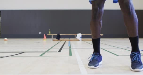 非洲裔美国男性篮球运动员在室内场地打球的形象 动作缓慢 健康和户外活动 — 图库视频影像