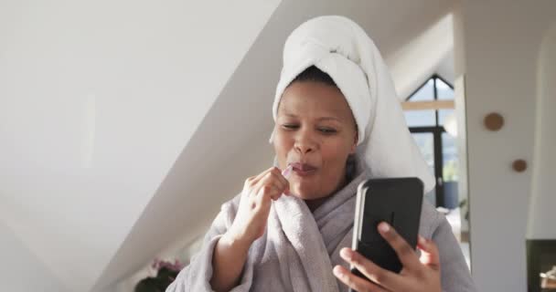 Femme Afro Américaine Taille Brossant Les Dents Utilisant Smartphone Inaltéré — Video