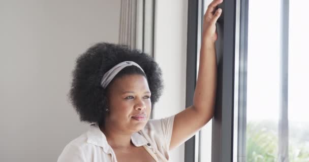 Ragionevole Afroamericana Size Donna Guardando Attraverso Finestra Inalterato Rallentatore Stile — Video Stock