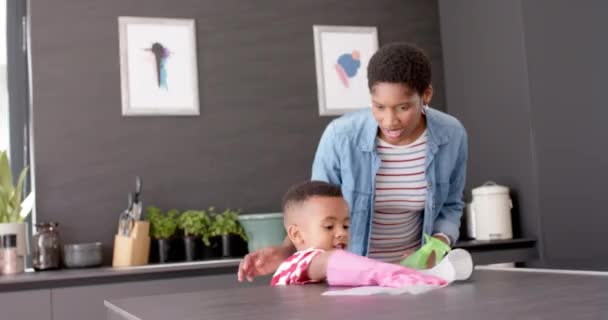 Afrika Amerika Ibu Dan Anak Membersihkan Meja Dapur Gerakan Lambat — Stok Video
