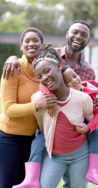 Retrato Vídeo Vertical Pais Afro Americanos Felizes Filho Filha Abraçando — Vídeo de Stock