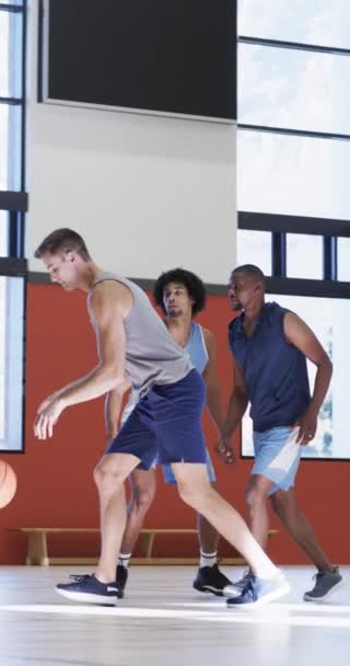 Video Verticale Diverse Squadre Maschili Basket Che Allenano Indoor Court — Video Stock