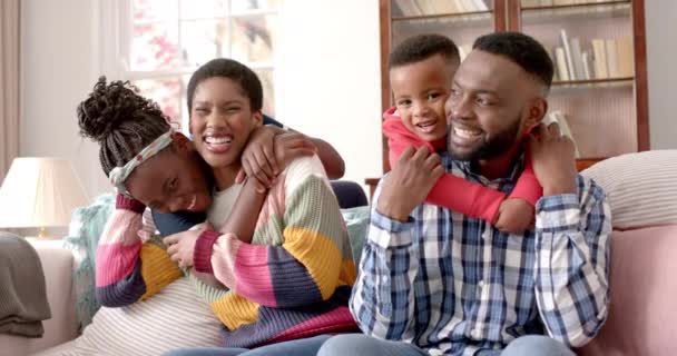 Portret Szczęśliwych Afrykańskich Rodziców Syna Córki Siedzących Kanapie Domu Spowolniony — Wideo stockowe