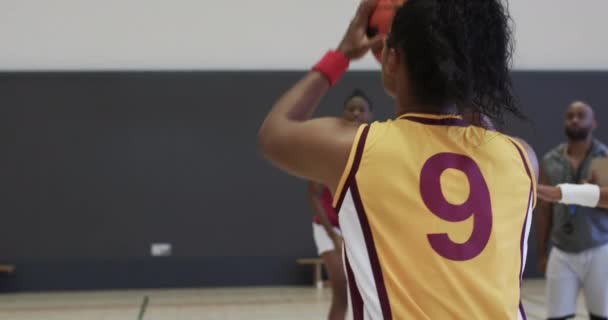 Olika Kvinnliga Basketlag Utbildning Med Manlig Tränare Inomhus Domstol Slow — Stockvideo