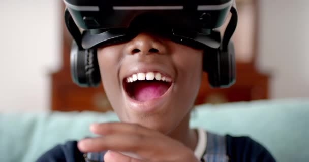Afro Amerikaans Meisje Met Behulp Van Headset Aanraken Van Virtuele — Stockvideo