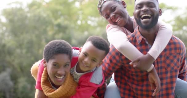 Retrato Padres Afroamericanos Felices Hijo Hija Abrazando Sonriendo Soleado Jardín — Vídeo de stock