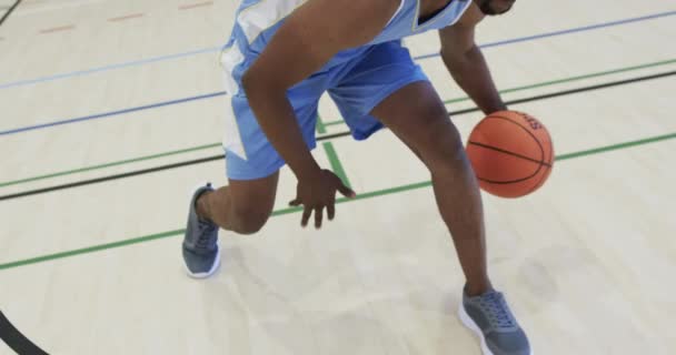Πορτρέτο Του Αφροαμερικανού Μπασκετμπολίστα Που Παίζει Κλειστό Γήπεδο Αργή Κίνηση — Αρχείο Βίντεο