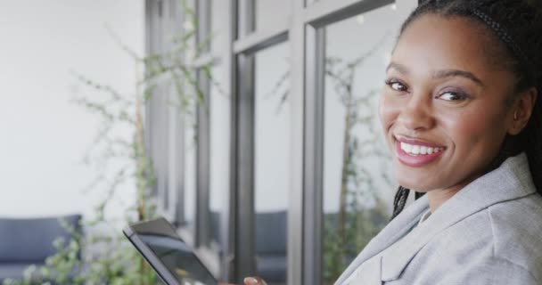 Портрет Счастливой Африканской Предпринимательницы Использующей Планшет Офисной Гостиной Замедленная Съемка — стоковое видео