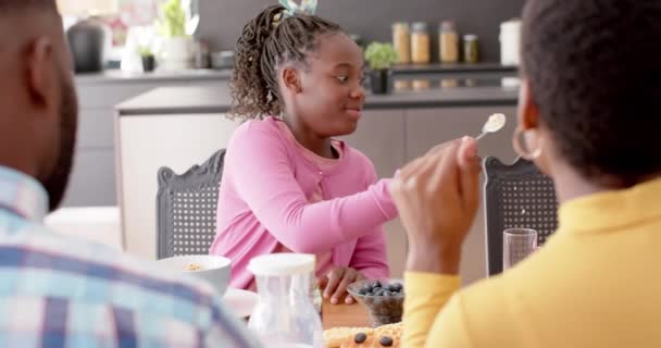 Parents Afro Américains Fils Fille Mangeant Dans Cuisine Ralenti Famille — Video