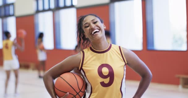 Ritratto Giocatrice Afroamericana Basket Che Tiene Palla Campo Coperto Rallentatore — Video Stock