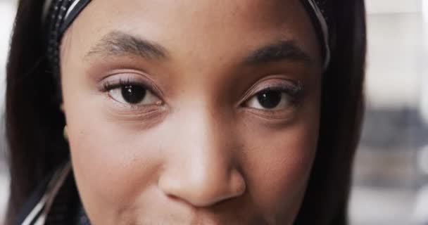 Felice Donna Africana Americana Casual Guardando Alto Sorridendo — Video Stock