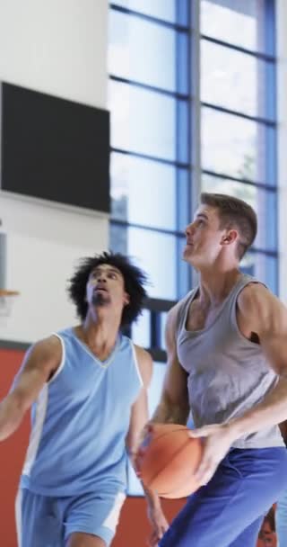 Verticale Video Van Diverse Mannelijke Basketbal Team Training Indoor Court — Stockvideo