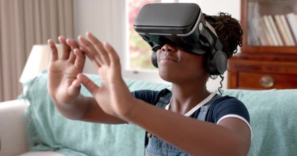 Африканська Дівчина Американка Яка Використовує Хедсет Торкається Віртуального Екрану Вітальні — стокове відео
