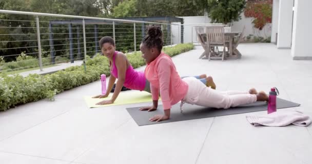 Hija Afroamericana Feliz Madre Practicando Yoga Jardín Cámara Lenta Familia — Vídeos de Stock