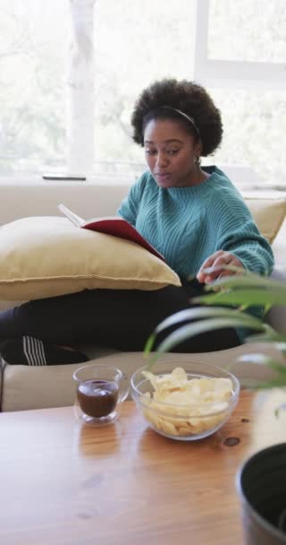 Vertikální Video Africké Američanky Která Doma Odpočívá Čte Knihu Relaxace — Stock video