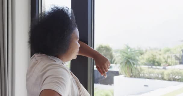 Düşünceli Afro Amerikan Artı Cüsseli Kadın Pencereden Bakıyor Değiştirilmemiş Ağır — Stok video