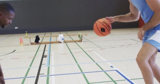 Boldog Változatos Férfi Kosárlabda Csapat Edzés Beltéri Pályán Lassított Felvételen — Stock videók