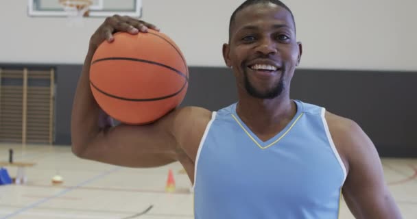 Porträtt Afrikansk Amerikansk Manlig Basketspelare Som Håller Bollen Inomhus Domstol — Stockvideo