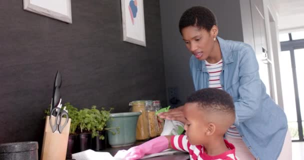 Afrykańska Matka Syn Sprzątający Blat Kuchni Zwolniony Ruch Rodzina Dzieciństwo — Wideo stockowe