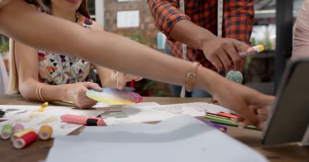 Midsection Designers Divers Utilisant Tablette Dans Réunion Conception Studio Mode — Video