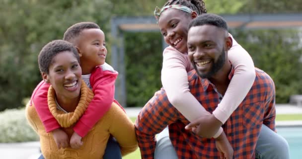 Portrait Heureux Parents Afro Américains Fils Fille Embrassant Souriant Dans — Video