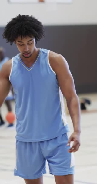 Vidéo Verticale Entraînement Joueur Basket Ball Afro Américain Masculin Salle — Video