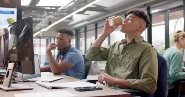 两位在电脑和咖啡行业工作的男性休闲同事 动作缓慢 临时办公室 设计和创造性工作 — 图库视频影像