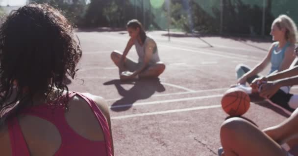 Χαρούμενη Ποικιλόμορφη Γυναικεία Ομάδα Μπάσκετ Που Προπονείται Στο Ηλιόλουστο Γήπεδο — Αρχείο Βίντεο