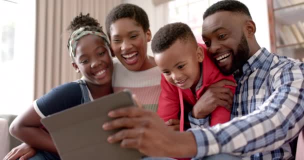 Heureux Parents Afro Américains Fils Fille Prenant Selfie Maison Ralenti — Video