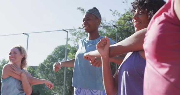 Feliz Diverso Equipo Femenino Baloncesto Entrenando Pista Soleada Cámara Lenta — Vídeo de stock
