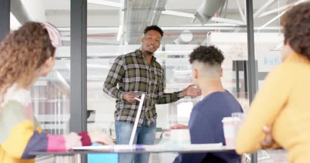 Ofisteki Işleri Ağır Çekimde Tartışan Çeşitli Adamlarınız Kutlu Olsun Küresel — Stok video