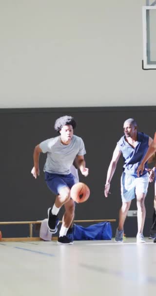 Vertikální Video Různorodého Tréninku Mužského Basketbalového Týmu Vnitřním Hřišti Zpomaleném — Stock video