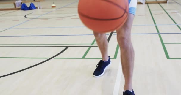 Πορτρέτο Του Καυκάσιου Μπασκετμπολίστα Που Παίζει Κλειστό Γήπεδο Αργή Κίνηση — Αρχείο Βίντεο