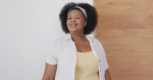 Mutlu Afro Amerikan Iri Yarı Değişmemiş Ağır Çekimde Gülümseyen Kadın — Stok video