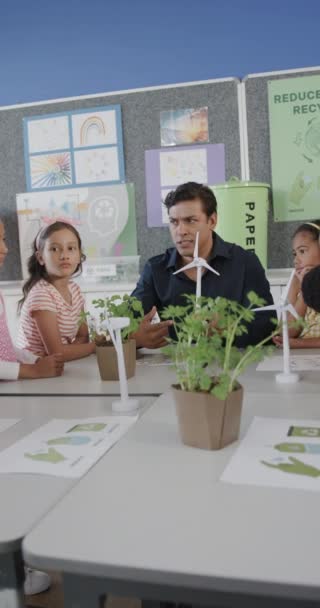 Вертикальне Відео Щасливого Різноманітного Вчителя Чоловічої Статі Школярів Екологічними Моделями — стокове відео