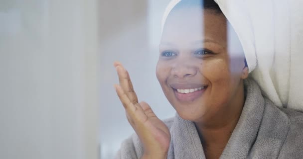 Щаслива Афроамериканка Плюс Розмір Жінка Застосовує Крем Обличчя Незмінний Повільний — стокове відео