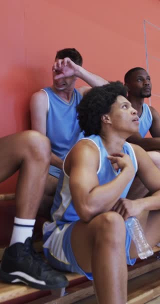 不同男子篮球队在室内场地的垂直录像 动作缓慢 健康和户外活动 — 图库视频影像