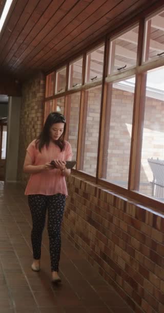 Verticale Video Van Portret Van Vrolijke Aziatische Lerares Met Tablet — Stockvideo