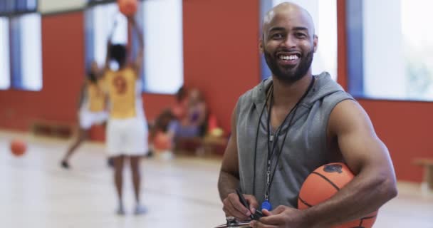 Porträt Eines Afrikanisch Amerikanischen Basketballtrainers Der Zeitlupe Ball Der Halle — Stockvideo