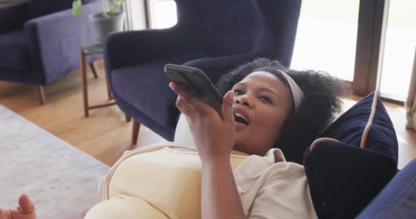 Afro Amerikaanse Size Vrouw Liggend Bank Praten Smartphone Ongewijzigd Slow — Stockvideo